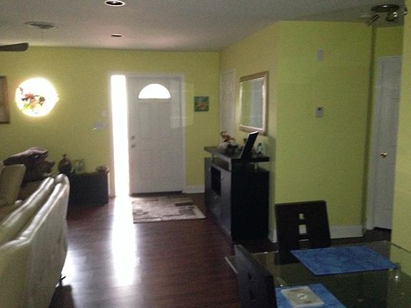 3rd image of 812 SE 14th Ct #812
