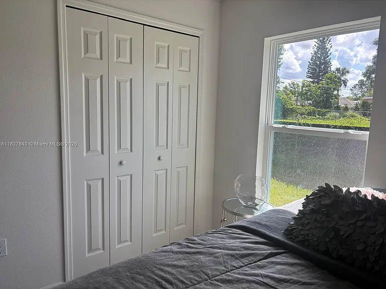 1073 SW Eureka Ave — Photo 16