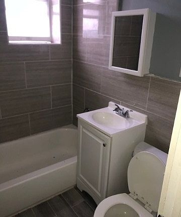 3rd image of 1042 W Beech St #8