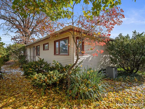 3rd image of 941 Benjamin Ave NE