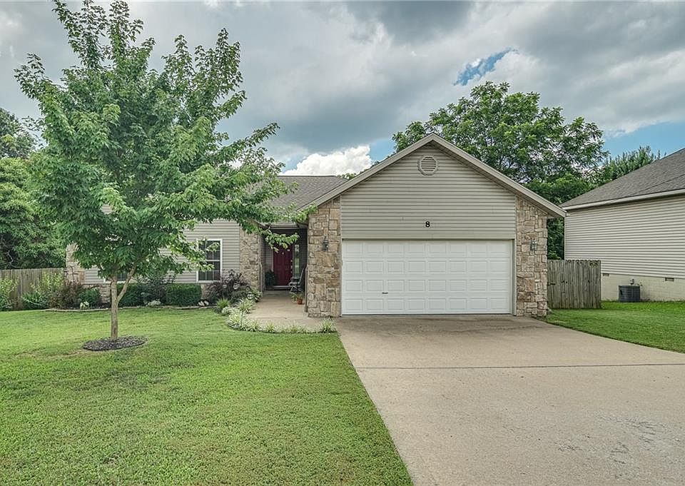 1st image of 8 Sandridge Dr