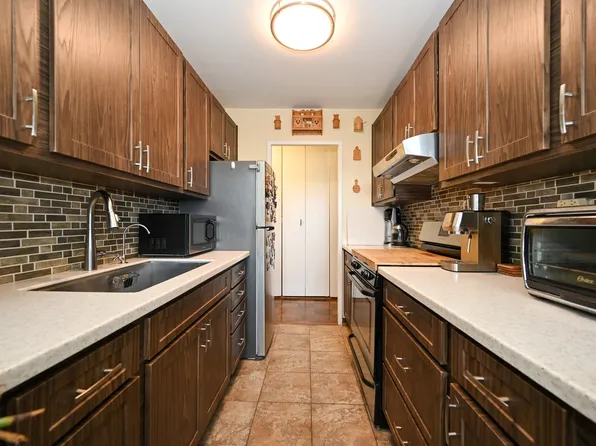 61-20 Grand Central Parkway image 10 of 28