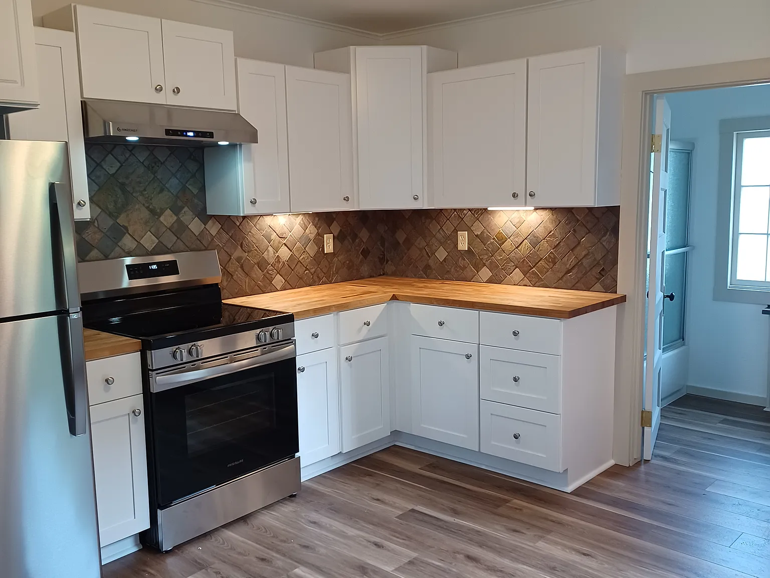 2 bed, 1.5 bath, 890 sqft, $1,900 — Photo 4