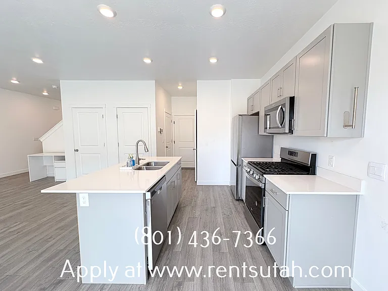 647 W Raintree Ln — Photo 5