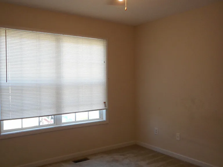 100 Fairfax Dr — Photo 5