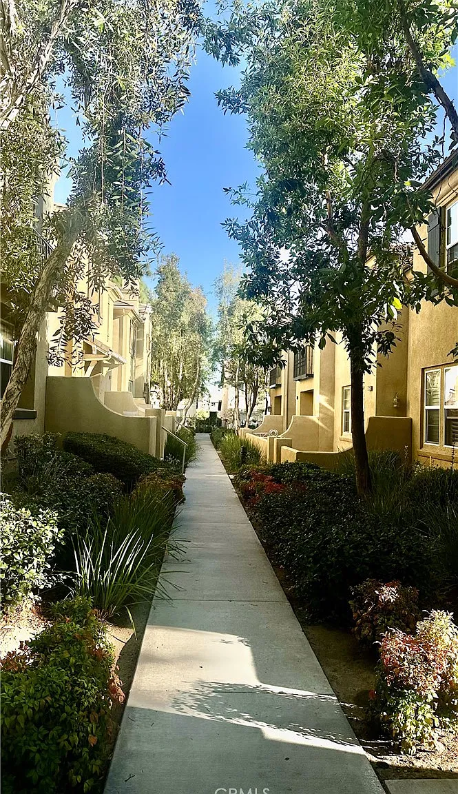 3 bed, 2.5 bath, 1508 sqft, $2,800 — Photo 3