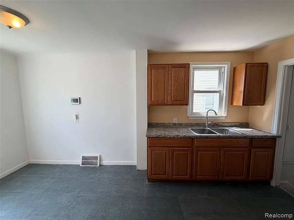 3 bed, 1100 sqft, $1,300 — Photo 3
