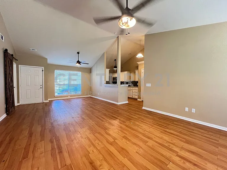 631 Stagecoach Dr — Photo 2