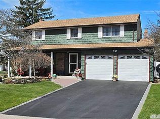 17 Beauregard Dr, Lake Grove, NY 11755