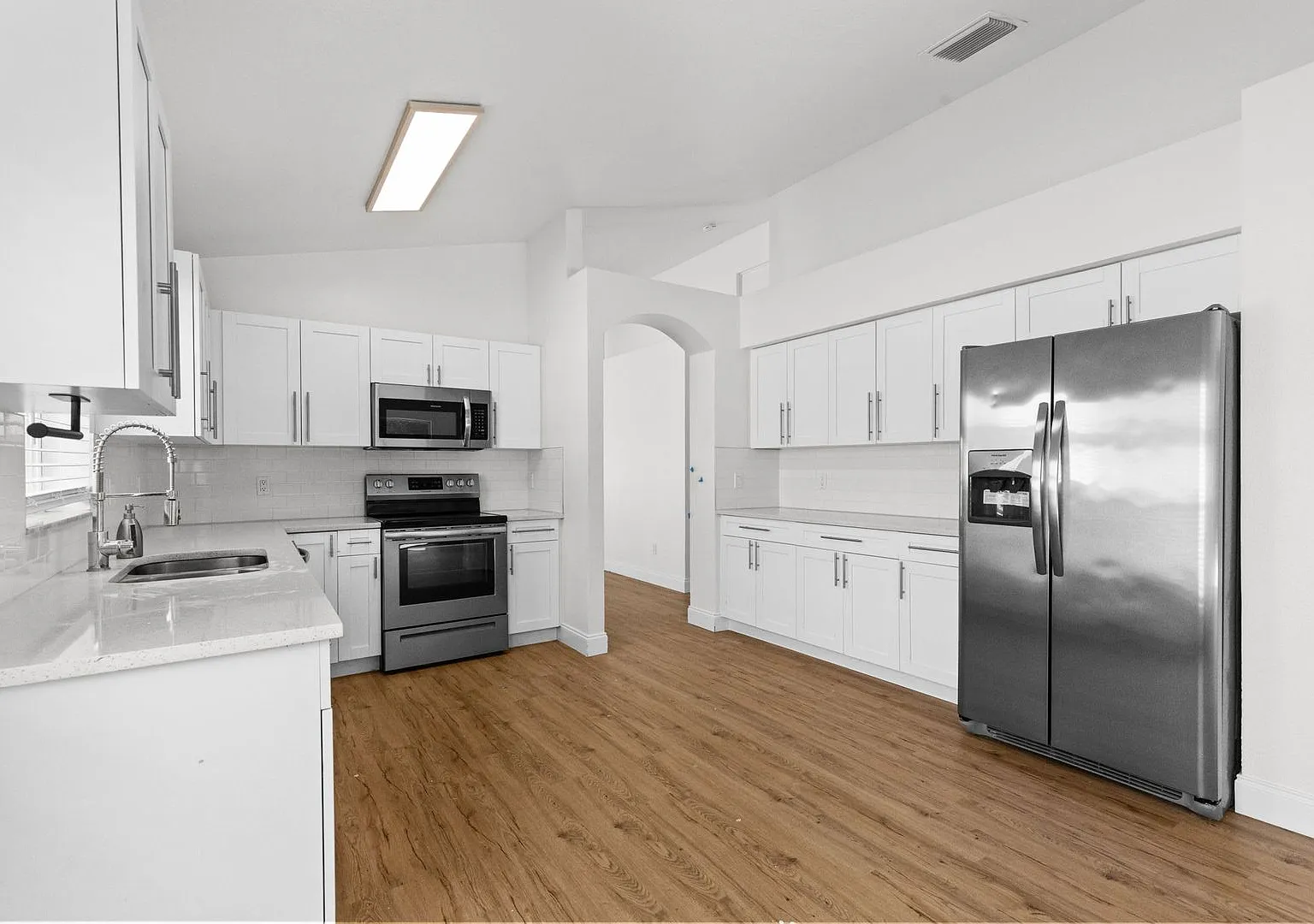 4 Bedroom home located in Riverview — Photo 3