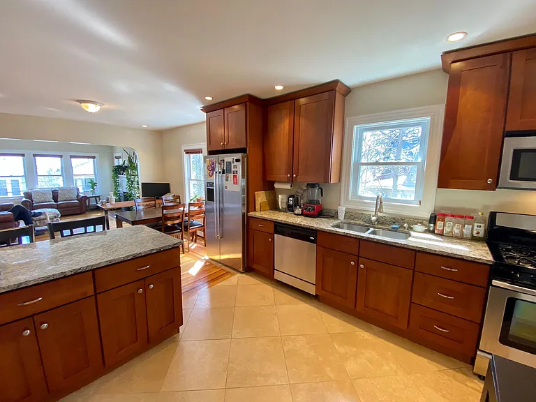382 Morris Ave — Photo 2