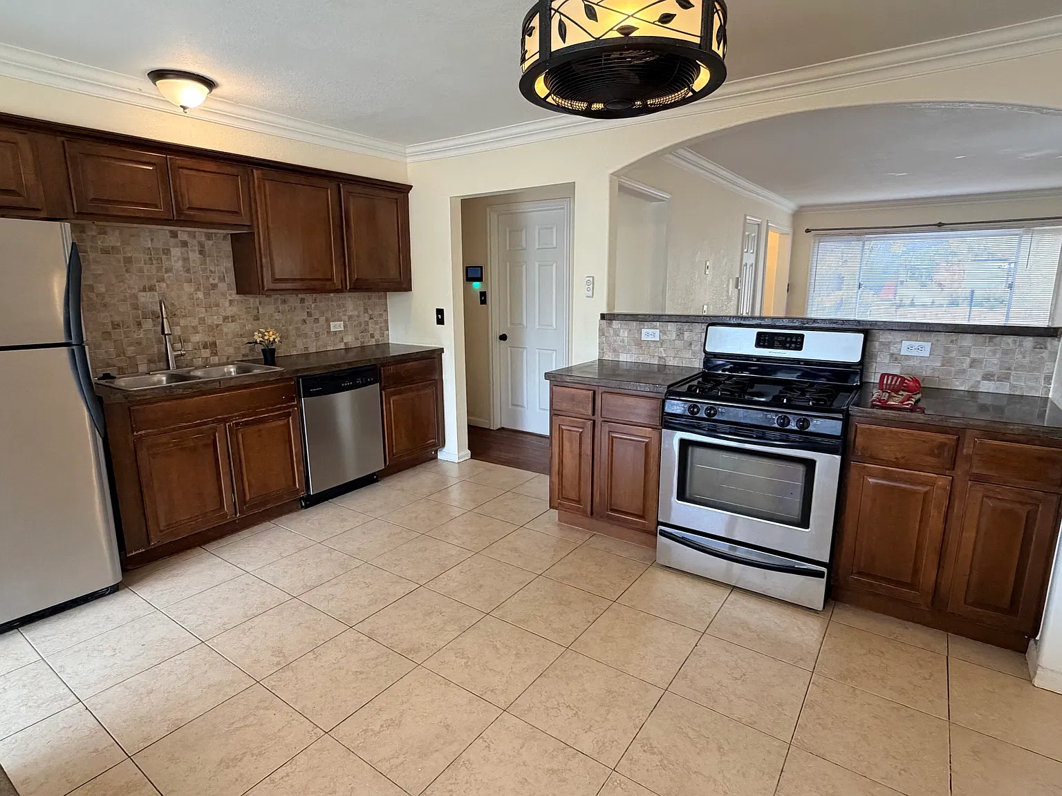 3 bed, 1200 sqft, $2,595 — Photo 3