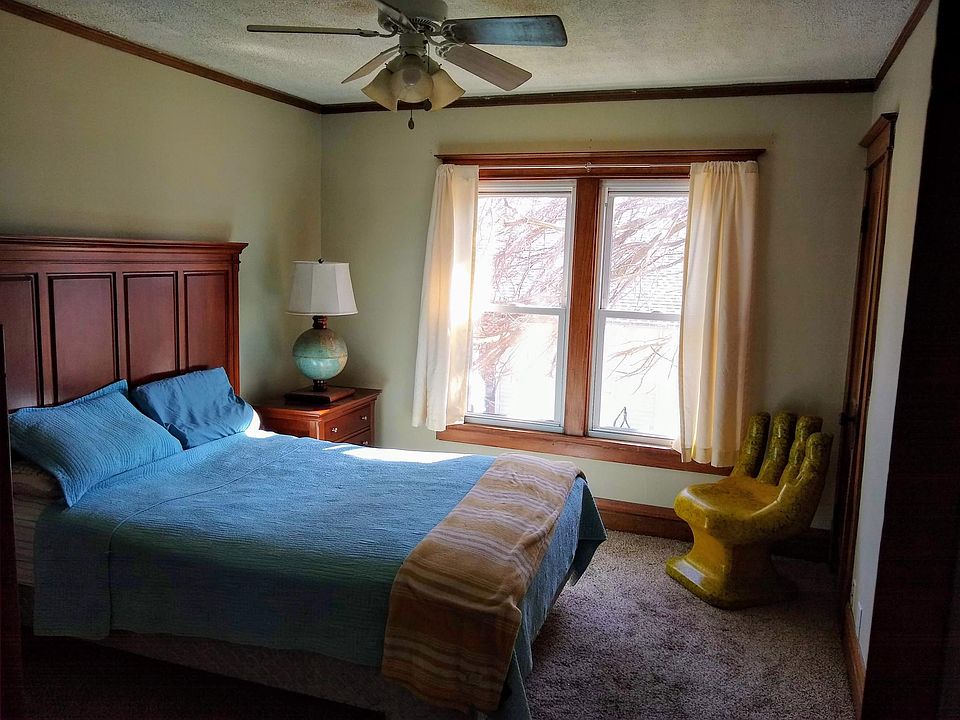 Bedroom - ceiling fan replaced since picture was taken