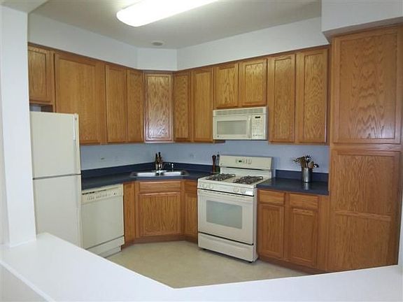 3rd image of 989 Ellsworth Dr