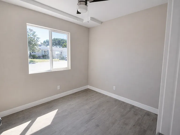 5056 Rockford Dr — Photo 4