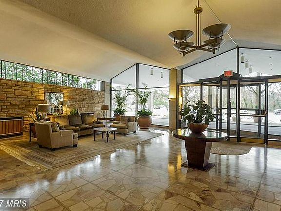 Warm and Inviting Main Foyer in the Entrance!