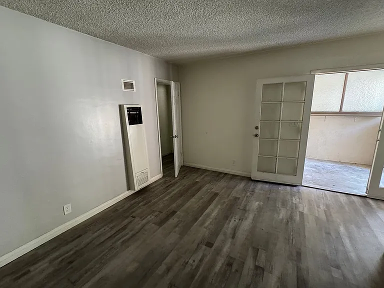 331 E Live Oak St — Photo 35