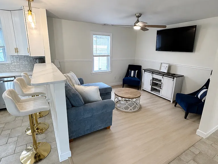 131 W Roberts Ave — Photo 3