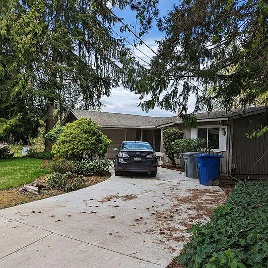 5 bed, 2160 sqft, $950 — Photo 1
