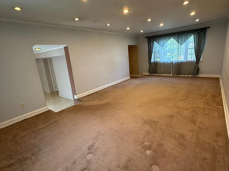 43 Jonathan Dr — Photo 7