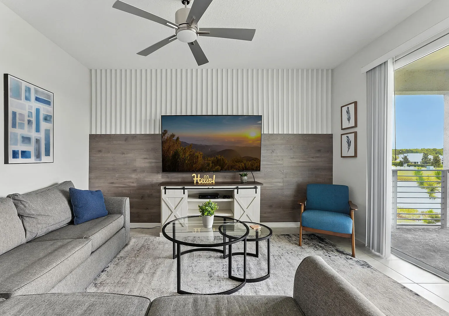 Spacious 2BR, Mickey Bedroom, Lake View — Photo 1