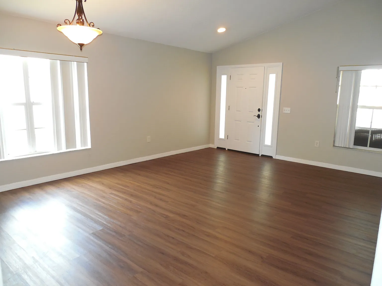 3 bed, 1684 sqft, $2,600 — Photo 2