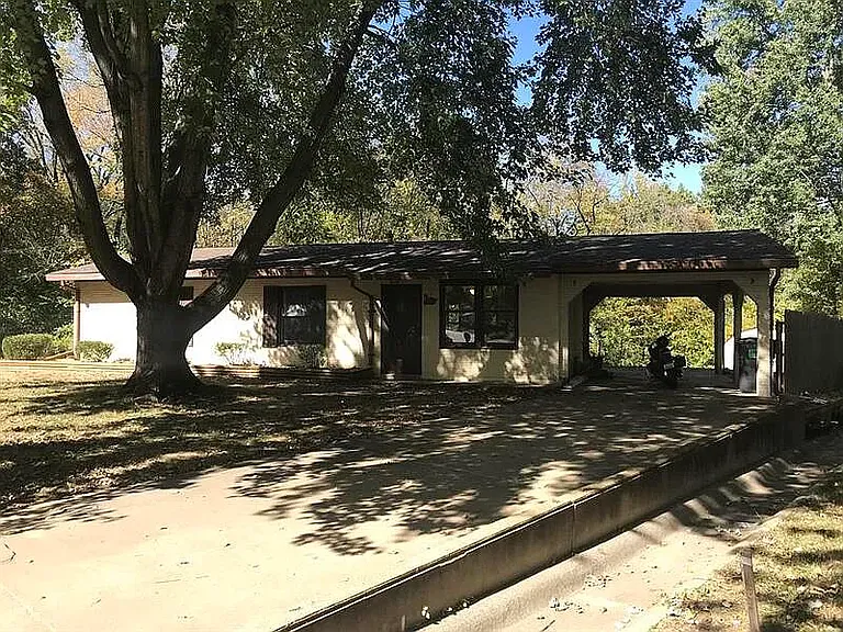 130 Susan Ct — Photo 2