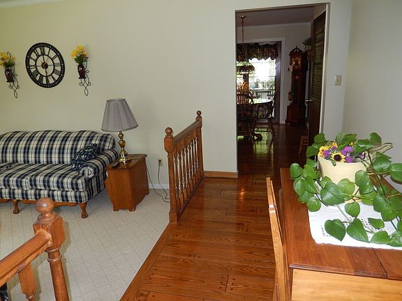 Entry : Upon entering the home, the sunken living room is full of natural light.