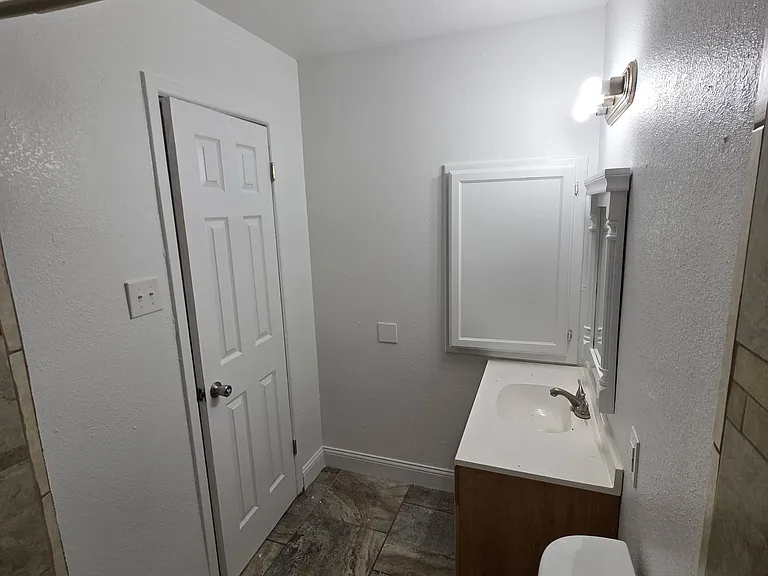 900 W 8th St #10 — Photo 9