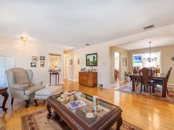 3rd image of 29 Long Acres Rd