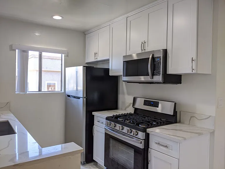 1602 Winona Blvd — Photo 2