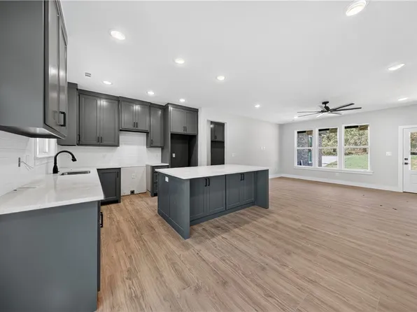 28 Lockhart Dr, Bella Vista, AR 72715