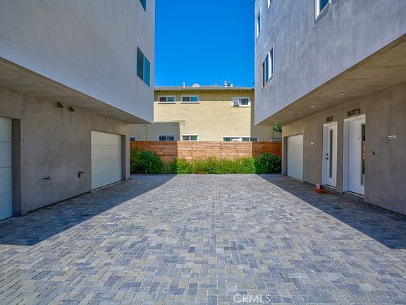 2nd image of 11637 1/2 Burbank Blvd
