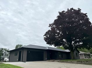 309 11th Ave NE, Independence, IA 50644