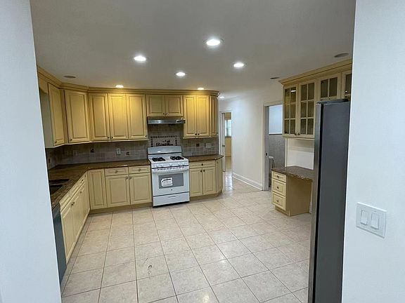 2nd image of 232 Martin Ave Floor 1