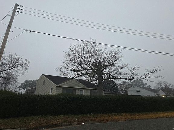 3rd image of 705 Jericho Rd