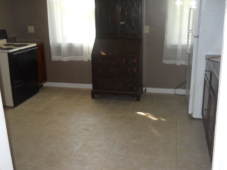 1st image of 915 Park St