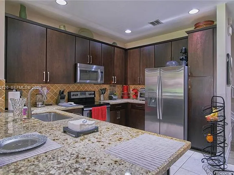 129 Riverwalk Cir E #Townhouse 129 — Photo 6