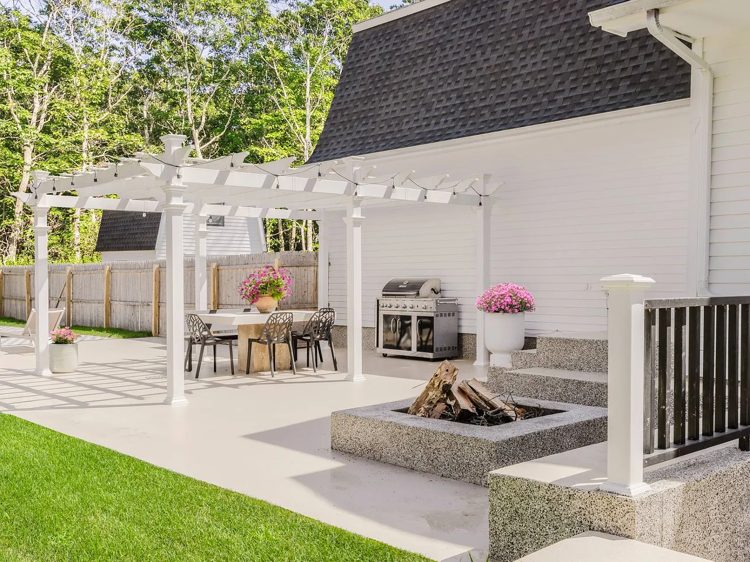 Modern Farmhouse Retreat in Quaint Quiogue — Photo 3