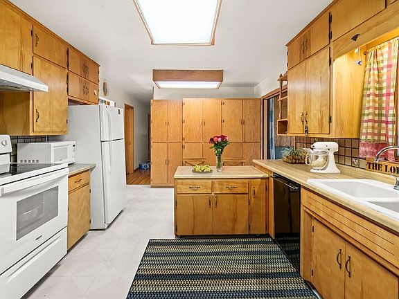 2nd image of 304 Orchard Dr