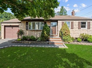 24 Gregory Dr, Ronkonkoma, NY 11779