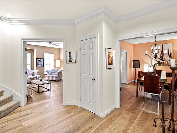 5th image of 5381 Pershing Ave APT 204