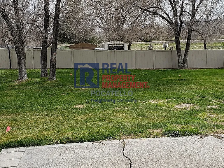 925 Roper St — Photo 8