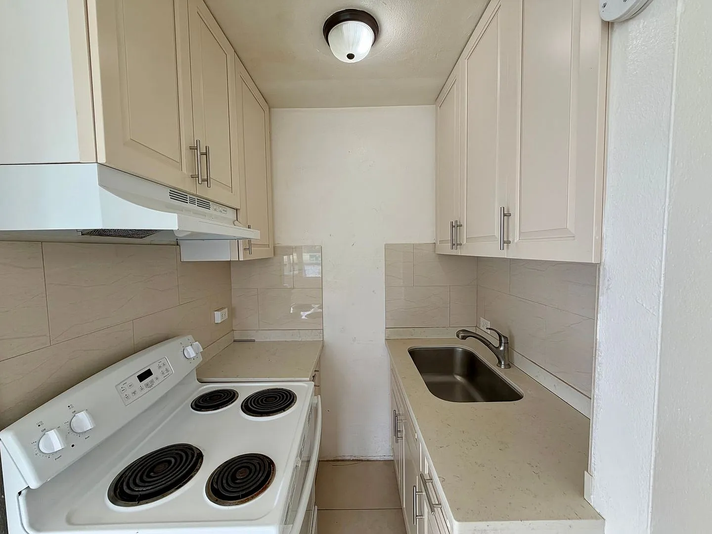Waikiki Studio: Upgraded 0 Bed, 1 Bath, Next to Ala Wai — Photo 4