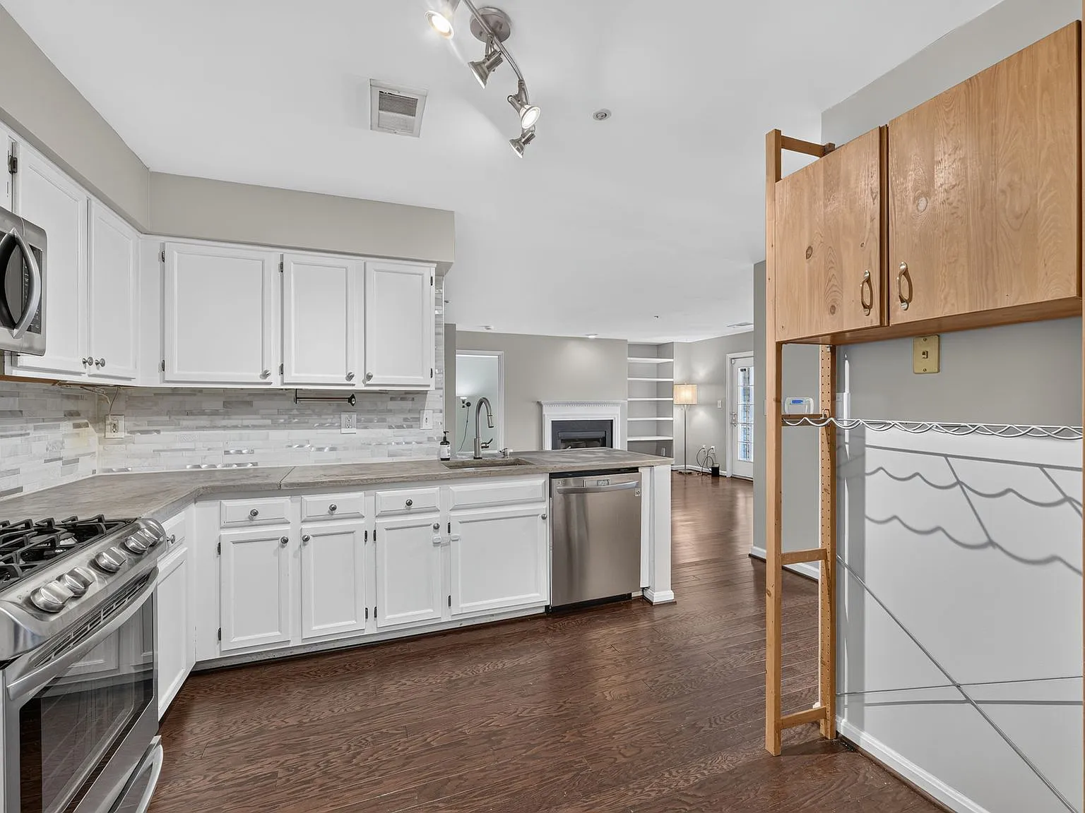 2 bed, 1289 sqft, $2,300 — Photo 4