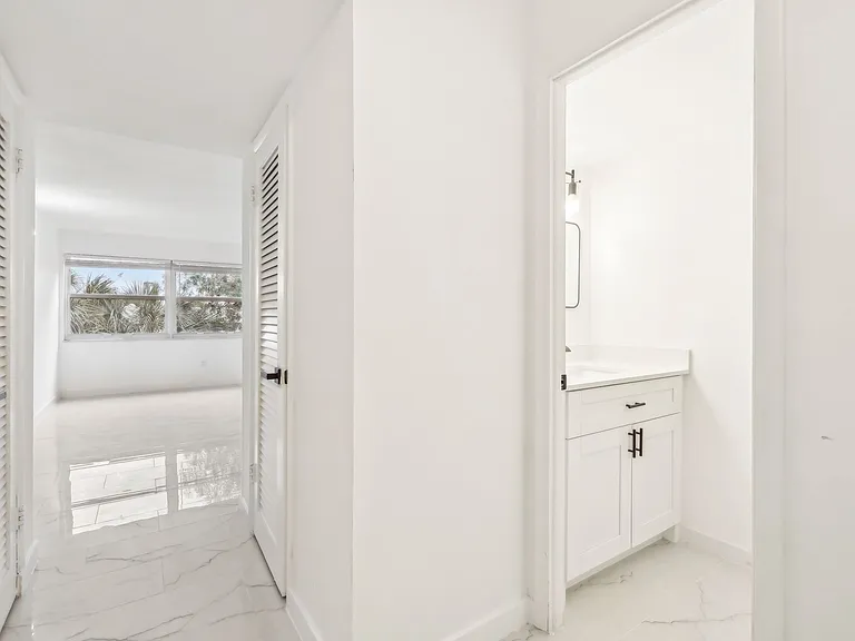 The Oaks Apartments — Photo 18