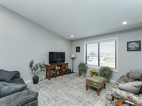 5th image of 179 Stonelake Dr SE