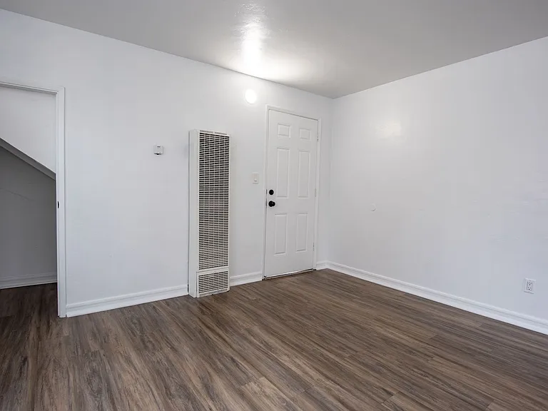 320 G St — Photo 5