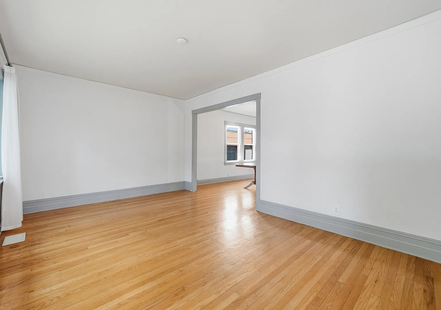 4 bed, 2200 sqft, $3,200 — Photo 3