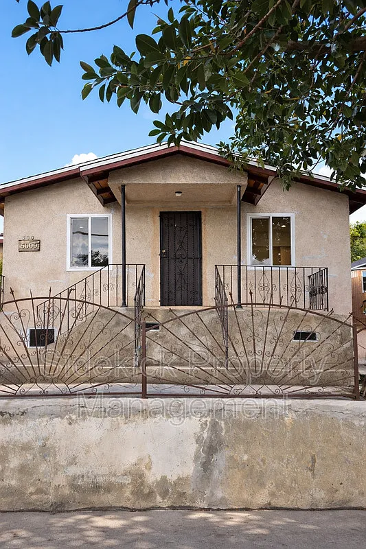 3 bed, 2.0 bath, 852 sqft, $2,900 — Photo 1